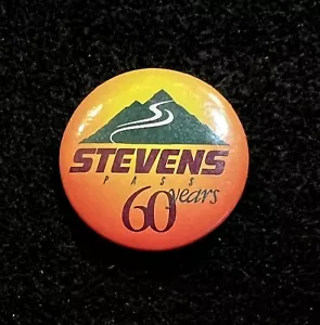 Pin con botones de esquí STEVENS PASS 60 aniversario WASHINGTON solapa de recuerdo de viaje - Imagen 1 de 3