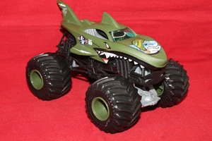 Camión diecast Monster Jam escala 1/24 verde tiburón Hot Wheels - Imagen 1 de 2