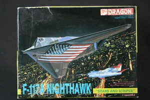 YL039 DRAGON 1/144 maquette avion 4550 F-117A Nighthawk Stars and Stripes F117A - Picture 1 of 4