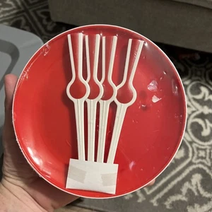 Set Of 4 Crate & Barrel Red Plastic Appetizer Plates With Food Picks - Picture 1 of 4