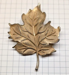 Vintage Gold Tone Beautiful Leaf Brooch Pin - Picture 1 of 2