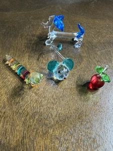 Lote de 4 estatuillas miniatura vintage de vidrio soplado perro, ratón, oruga y manzana - Imagen 1 de 17