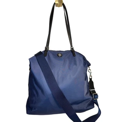 Bolso de mano bidireccional de vinilo azul marino Tory Burch Foto 1 de 4