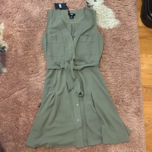 DKNY donna taglia 10 verde oliva scollo a V bottoni davanti senza maniche cintura vita nuova con etichetta - Foto 1 di 8