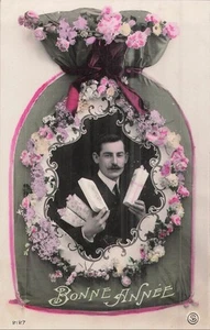CP SURREALISTE MOUSTACHU CADEAUX A TRAVERS SACHET BONNE ANNEE - 12343 - Imagen 1 de 2