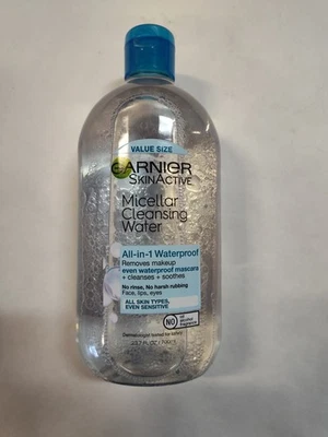 Maquillaje impermeable al agua limpiadora micelar Garnier SkinActive, 23,7 fl oz Foto 1 de 3