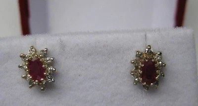 BRINCOS DE OURO MACIÇO 14K 0,70 ct. GENUÍNOS OVAIS DE RUBI E DIAMANTE HALO - Imagem 1 de 4