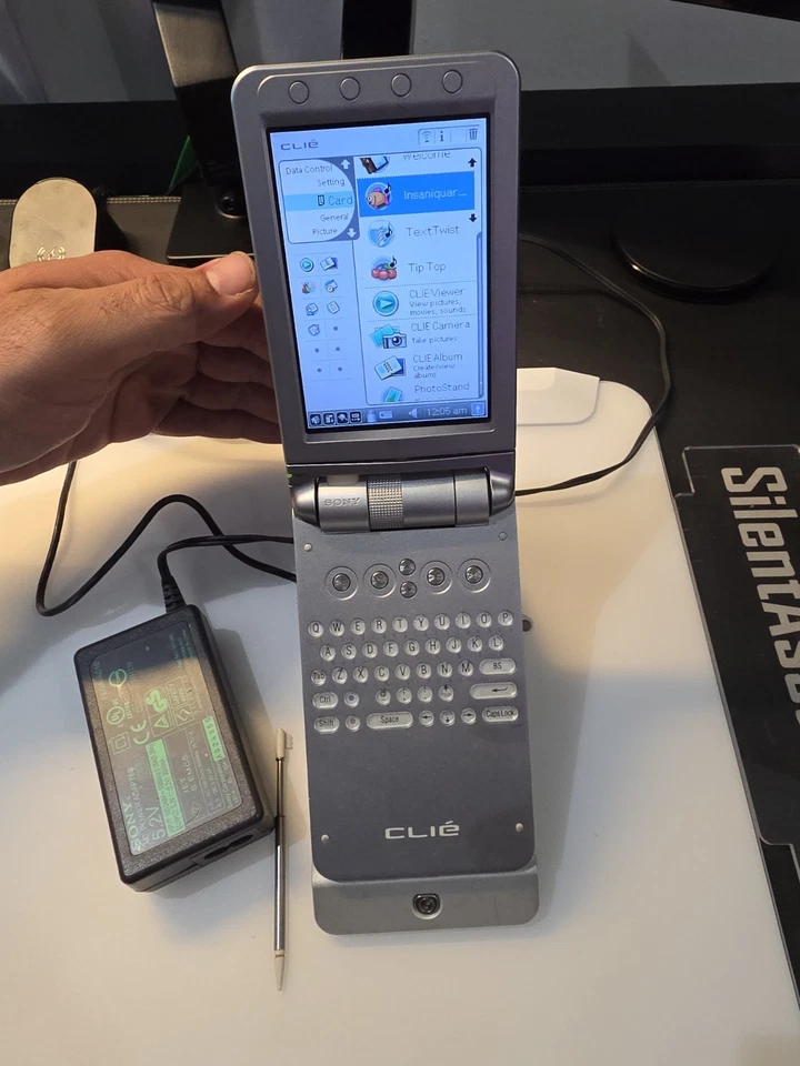 Sony Clie PEG-NX73V/E PDA with 128MB Card & Brand New Battery with charging dock - Image 1 of 4