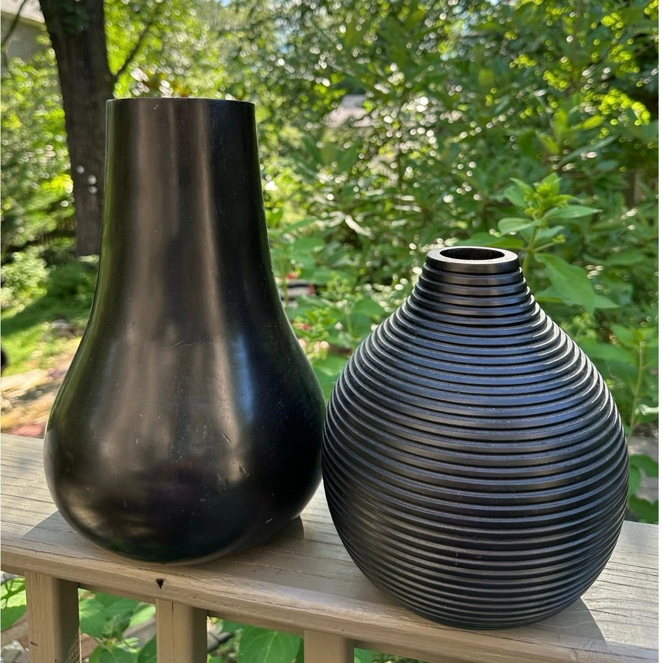 Juego de 2 jarrones tallados a mano de granero de cerámica/madera de Maia negra/resina  Foto 1 de 4