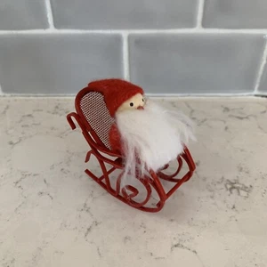MECEDORA VINTAGE DE METAL ROJO Y ADORNO DE NAVIDAD DE SANTA CLAUS - Imagen 1 de 6