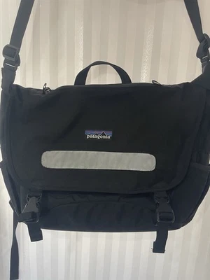Bolso Mensajero Patagonia Laptop Negro Tira Reflectante Acolchado Viaje Media Masa Foto 1 de 4