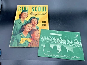 Juego de 2 revistas Girl Scout 1949 equipamiento y 1962 camping - Imagen 1 de 11