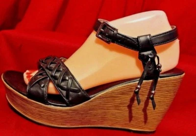 Sandalias de tacón de cuña de cuero amarillo con caja negras talla 8,5 Foto 1 de 4