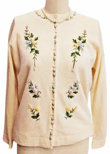 CHINA EMBROIDERY CO HONG KONG '50s CREAM SWEATER 3-D ROSEBUDS LEAF PEARL BUTTONS - Picture 1 of 12