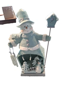 Leuchtender Baby blau silber Schneemann 10" x 6" Schneeszene Vogelhaus Schlitten 2 AA Batt. - Bild 1 von 12