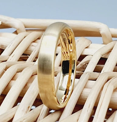 Alianzas de boda de oro amarillo de tungsteno con acabado cepillado Foto 1 de 4