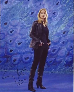 Elizabeth Mitchell Signed Autographed 8x10 Photograph - Picture 1 of 1