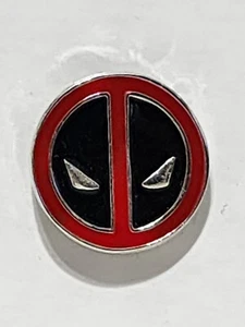 Prendedor esmaltado con logotipo de Deadpool de Marvel Comics nuevo sombrero de solapa Wade Wilson - Imagen 1 de 2