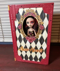 Ever After High Lizzie Hearts Puppe Frühling ungefedert mit Buch Spielset Mattel - Bild 1 von 14