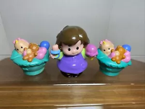 Figuras de gemelos Fisher Price Little People 2001 mamá y bebé bebés - Imagen 1 de 8