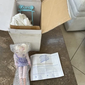 Muñeca GP Toys Walking Tanya Happy Strollin Tanya sin montar exhibición de tienda negra - Imagen 1 de 9