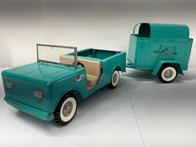 VINTAGE PRESSED STEEL STRUCTO FARMS JEEP AND HORSE TRAILER - Image 1 of 4