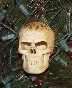 🎅🏽 ADORNO DE NAVIDAD CALAVERA TATUADA CELTA TALLADA GÓTICA - Imagen 1 de 2