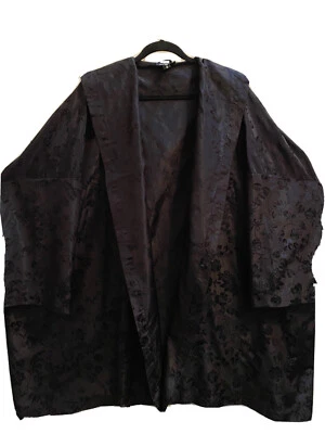 Eskandar (1) Chaqueta Larga con Capucha Floral Repujado Seda Negra - Elegante 39" de Largo Foto 1 de 4