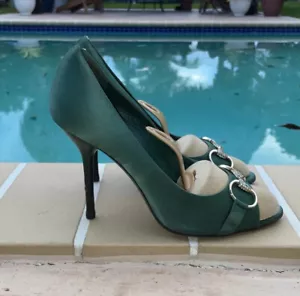 GUCCI GREEN SATIN CRYSTAL HORSE BIT TOE DETAIL PEEP TOE PUMP Sz 9B MADE IN ITALY - Picture 1 of 14