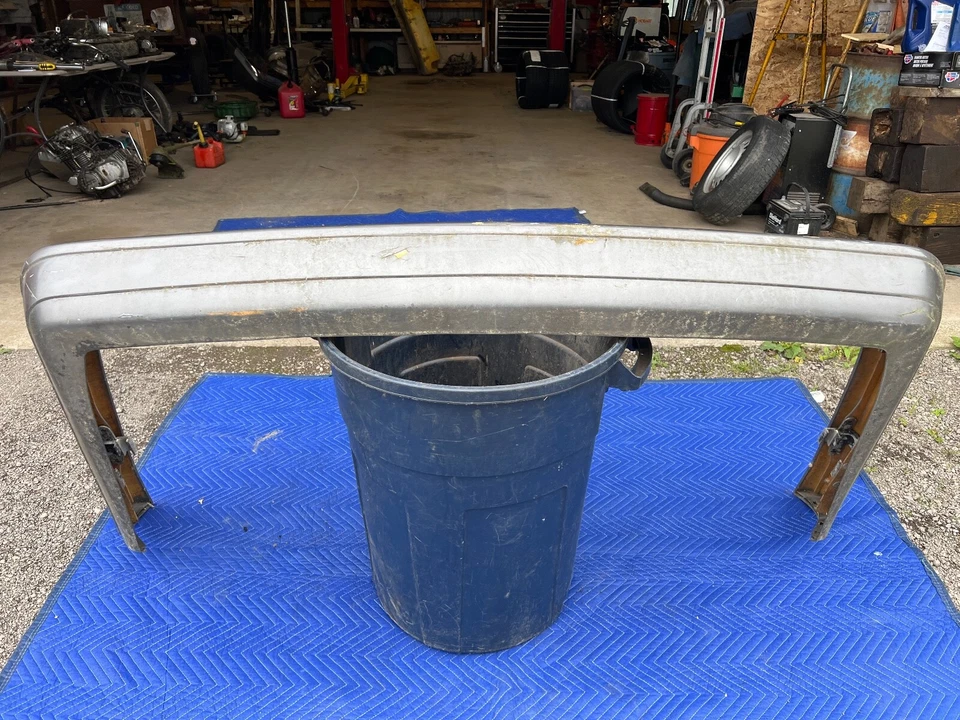 Parachoques trasero gris cromado Mercedes 300SD W126 1979-1985 sedán OEM #316EM Foto 1 de 4