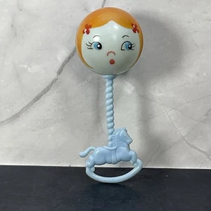 Sonajero infantil vintage Plakie celuloide azul con mango de caballo mecedor - Imagen 1 de 4