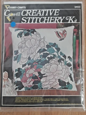 Vogart Vintage Crewel Kit Bordado Flores en Rosa Kit Almohada 2453 - 1976 Foto 1 de 2