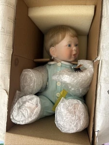 Muñeca de porcelana Ashton Drake, de Kathy Barry-Hippensteel “Andrew” con luciérnaga - Imagen 1 de 5