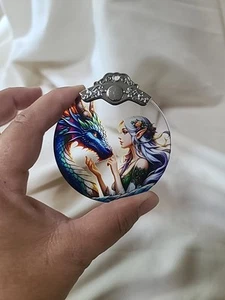 (D) 2024 Weihnachtsschmuck "Fee und Drache" Buntglasstil - Bild 1 von 2