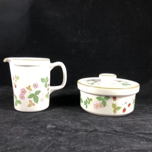 Fantastic WEDGWOOD  Wild Strawberry Covered Sugar & Creamer - Picture 1 of 3