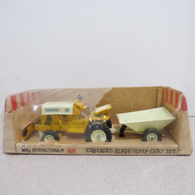 Ertl IH 122 Cub Cadet Set with Blade & Dump Cart USA 1966 1/16 IH-433-122-B1 - Image 1 of 4