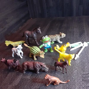 Vintage Spielzeug Lot Bauernhof Safari Tiere Raketen Kermit der Frosch Pferd Hahn Katze - Bild 1 von 9