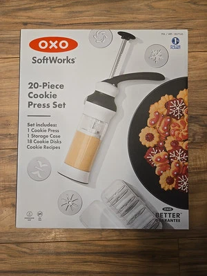 Juego de prensa de galletas OXO SoftWorks 20 piezas (1) prensa de galletas (1) estuche de almacenamiento (18) discos Foto 1 de 4
