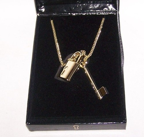 UNDERCOVER Victoria's Secret scandalous lucchetto e ciondolo chiave catena lunga nuovo con scatola colore oro brillante