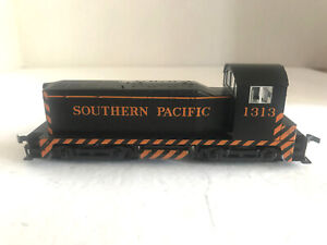 HO SCALE KATO SOUTHERN PACIFIC EMD NW2 #1313 - ITEM #37-1010