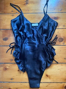Pagliaccetto vintage Victoria's Secret nero TEDDY piccolo S svolazzante etichetta oro - Foto 1 di 3