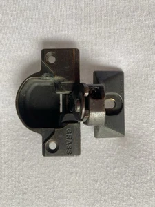 Single (1) Grass 830 Brass Cabinet Hinge w/ 830-41 Mounting plate Self Closing - Picture 1 of 7