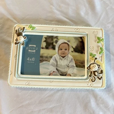 NUEVO Prinz Monos Colgando de una Vid Marco de Resina Perfecto Baby Shower Regalo Foto 1 de 4