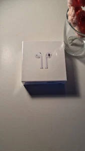 AirPods 2nd Generation Complete With Wireless Charging Case Unopened New - Photo 1 sur 7