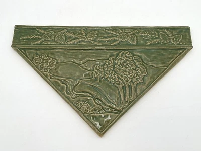 Azulejo triángulo verde estilo misión artesano grande vintage con piñas y un arroyo Foto 1 de 4