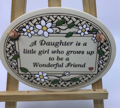 Placa de pared de cerámica genuina Trinity, una hija es una niña que crece Foto 1 de 4