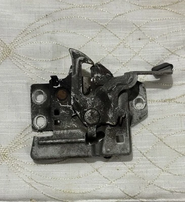 94-01 ACURA INTEGRA - MECANISMO DE LIBERACIÓN DEL CAPÓ CON CIERRE DEL CAPÓ - FÁBRICA OEM  Foto 1 de 2