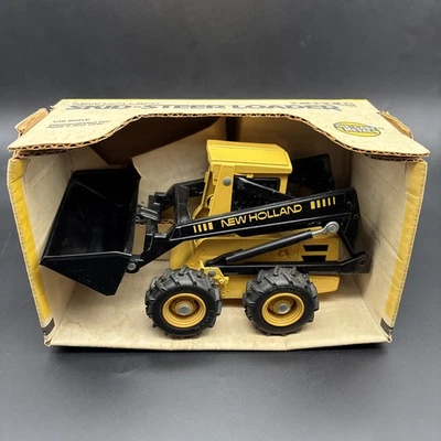 Minicargadora Ertl New Holland 1/16 #320-10TA Die-Cast 1986, nueva en caja usada Foto 1 de 4