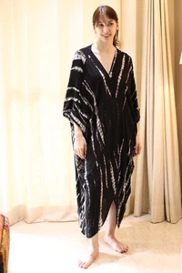 Precioso Vestido Kimono Estilo Encogido de hombros Largo Teñido Blanco y Negro para Mujer PS TD26 - Imagen 1 de 10