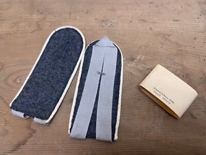 1944 SCHULTERSTÜCKE HG DIVISION BLAU FLIEGERBLUSE ORIGINAL STOFF - Picture 1 of 7